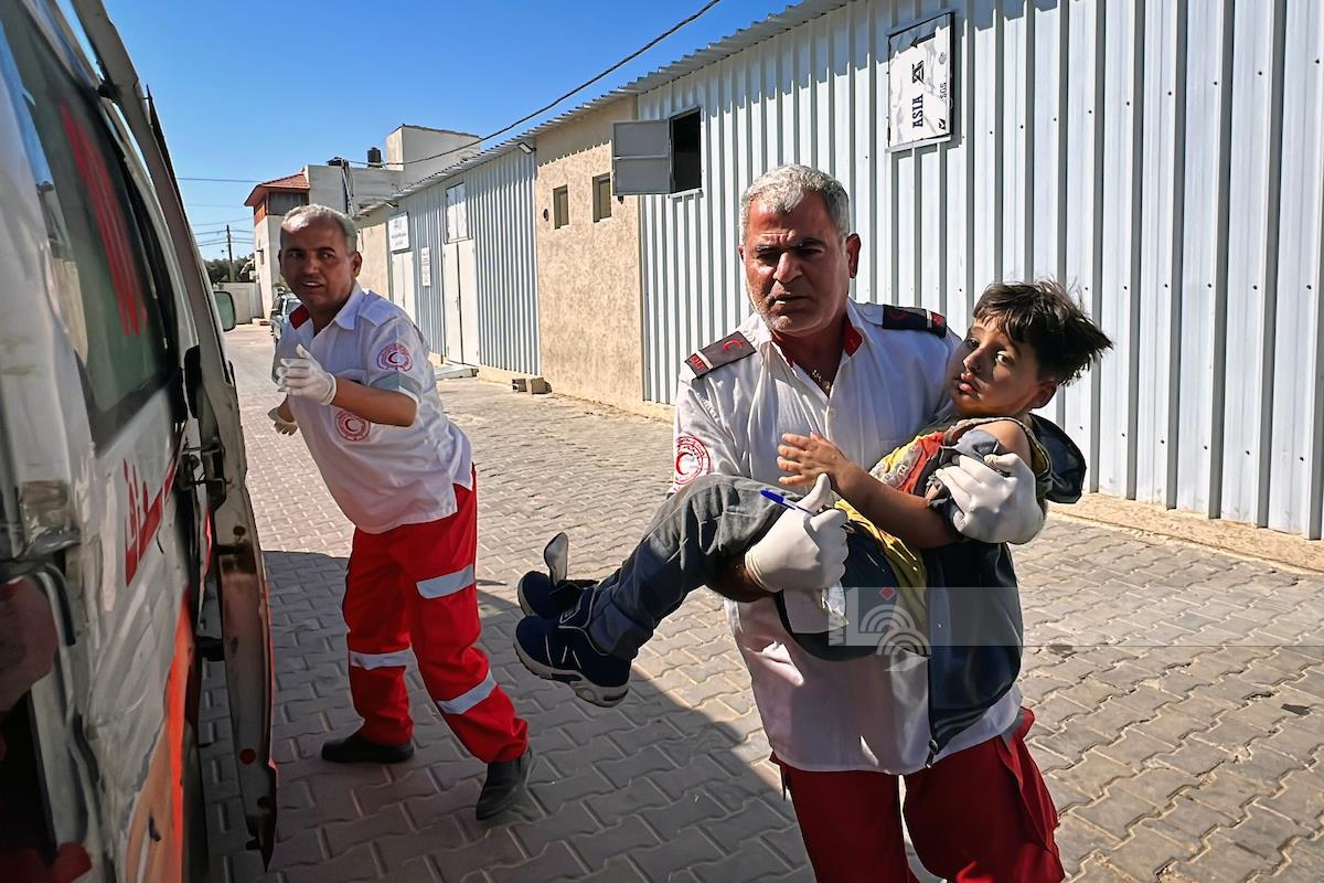 نقل طفل جريح من قصف للاحتلال على مخيم البريج. (أرشيف وفا)